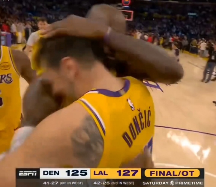 世界杯直播软件官网-❤️爱你！比赛结束后詹姆斯第一时间从后场狂奔回去和东契奇拥抱